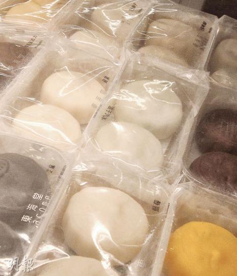 食物安全中心調查的50個樣本中，最高糖是一款波子汽水冰皮月餅，每100克含42.7克糖，即一個月餅（約60克）有25.6克糖，吃一個如吃了逾5粒方糖。本報檢視東海堂波子汽水冰皮月餅營養標籤，發現其糖含量與食安中心調查中最高糖的冰皮月餅相同。（李紹昌攝）