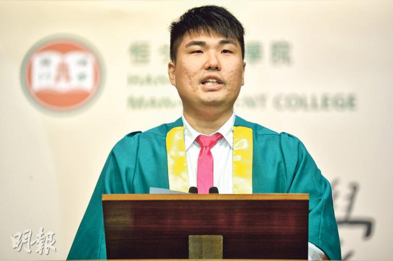 恒生管理學院學生會會長黃俊霖昨在開學禮上致辭時，呼籲新生捍衛學生的自主，風雨中抱緊自由。 （蘇智鑫攝）