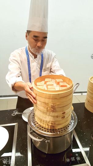 新聞中心為了照顧外國記者口味，所提供的餐點多為西式，不過也有提供杭州十大小吃之一的「定勝糕」。（楊立贇攝）