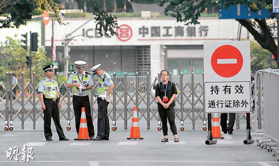 在西湖景區附近，多處道路封閉，行人需要繞道，汽車亦禁止通行。（林迎攝）