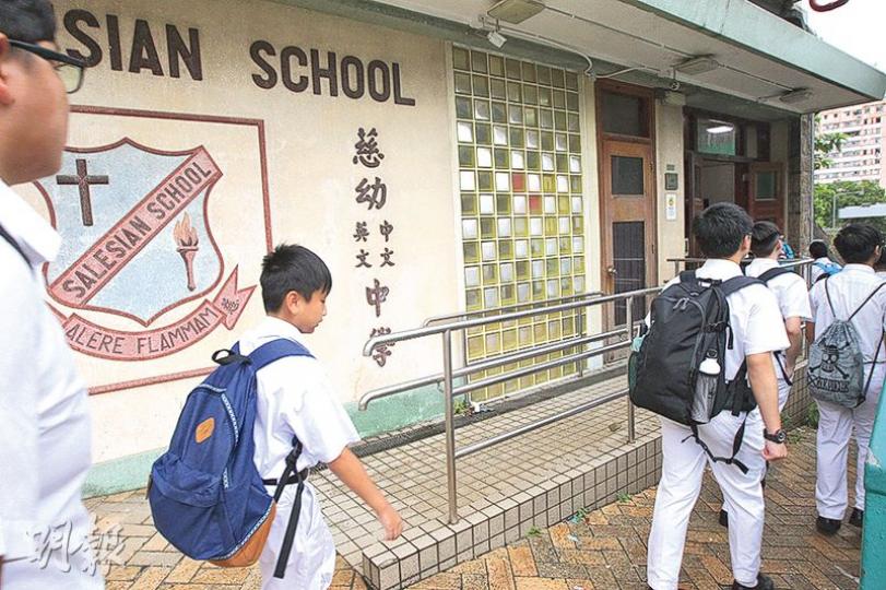 「慈幼本土關注組」原定昨早在校外派本土單張，但稱因感受到學校壓力，最後取消行動。該組發言人稱「幸好未有成員退組」。（李紹昌攝）