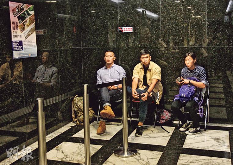 韓國駐港總領事館位於金鐘遠東金融中心5樓，本報前日到場，見該樓層升降機大堂有3名疑以警方便衣人員把守，旁邊有數個相信是載有裝備的大背囊。（李紹昌攝） 韓國駐港總領事館門外有保安長期駐守，要走過金屬探測機方可內進。保安得知有記者到場採訪，即要求記者立即離開。（李紹昌攝）