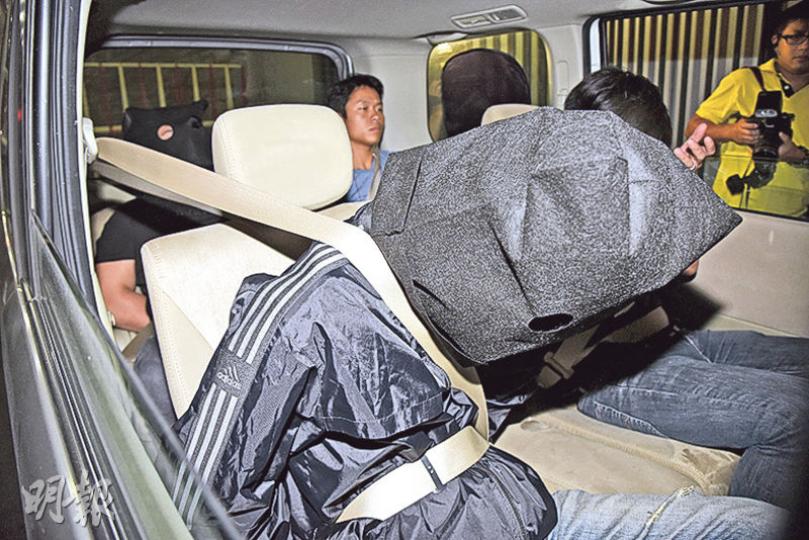 被拘捕兩名17歲及18歲涉案青年，一旦罪成，恐要面對高達數以十年計刑期。(蔡方山攝) 警方在觀塘破毒行動中，檢獲約兩公斤冰毒（圖），總值68萬元。(蔡方山攝)