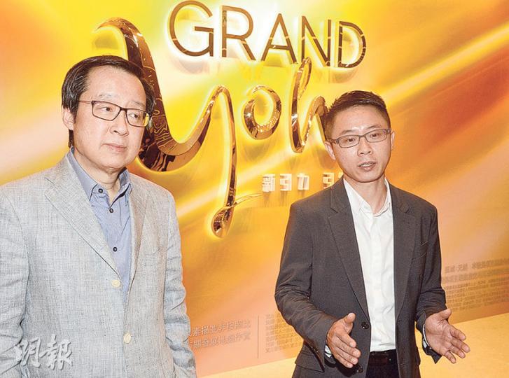 新地元朗Grand YOHO加推113伙中,部分兩房更加價約兩成。不過新地副董事總經理雷霆(左)指,今批單位屬原價加推。(劉焌陶攝) 新地元朗Grand YOHO加推113伙中,部分兩房更加價約兩成。不過新地副董事總經理雷霆(左)指,今批單位屬原價加推。(劉焌陶攝)
