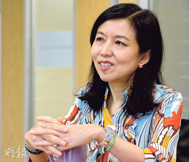 有「新股女王」之稱的中央證券董事總經理鍾絳虹表示,港股應考慮與內地不同的路線如成立策略板,以更高的上市要求,換取更高的彈性,從而吸引高質素的新興企業來港上市。(劉焌陶攝) 有「新股女王」之稱的中央證券董事總經理鍾絳虹表示,港股應考慮與內地不同的路線如成立策略板,以更高的上市要求,換取更高的彈性,從而吸引高質素的新興企業來港上市。(劉焌陶攝)
