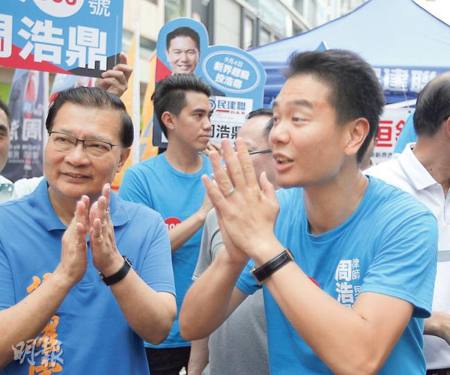 泛民3名超區候選人棄選,令民建聯周浩鼎(右)選前形勢更趨嚴峻,周浩鼎原本只爭取新界選民支持,昨午起已改而呼籲全港選民投票給自己。左為民建聯前主席譚耀宗。(郭慶輝攝)出戰超區的民主黨鄺俊宇(前)昨在選戰最後階段,回元朗朗屏邨「老家」拉票;朗屏邨位於區議會北朗選區,鄺俊宇自2007年起擔任該區區議員。(郭慶輝攝) 泛民3名超區候選人棄選,令民建聯周浩鼎(右)選前形勢更趨嚴峻,周浩鼎原本只爭取新界選民支持,昨午起已改而呼籲全港選民投票給自己。左為民建聯前主席譚耀宗。(郭慶輝攝)出戰超區的民主黨鄺俊宇(前)昨在選戰最後階段,回元朗朗屏邨「老家」拉票;朗屏邨位於區議會北朗選區,鄺俊宇自2007年起擔任該區區議員。(郭慶輝攝)