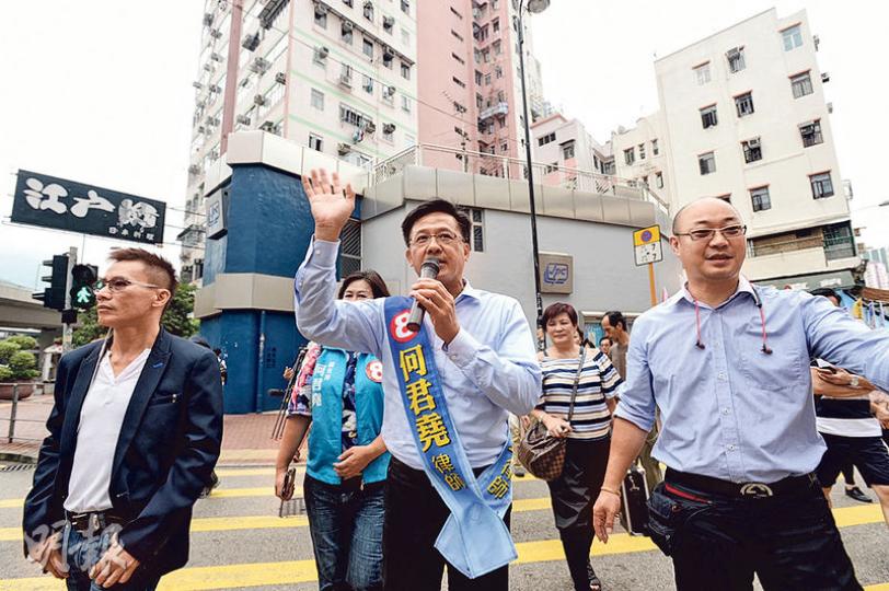 新西獨立參選人何君堯(中)昨午到荃灣拉票,他稱不擔心早前棄選的自由黨周永勤在選舉後「爆料」,並指自己早前是被抹黑,故一直接觸選民,希望選民聆聽正面信息。(楊柏賢攝) 新西獨立參選人何君堯(中)昨午到荃灣拉票,他稱不擔心早前棄選的自由黨周永勤在選舉後「爆料」,並指自己早前是被抹黑,故一直接觸選民,希望選民聆聽正面信息。(楊柏賢攝)