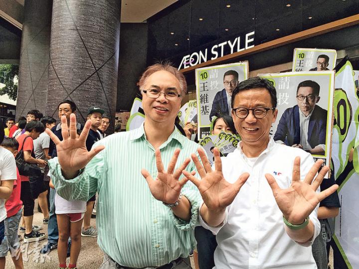 前新聞統籌專員何安達(左)昨日為舊同窗王維基(右)打氣,何安達估計對方選情尚好,有信心他能當選,又形容王在選舉中「落好多心機」。(何曉勤攝) 前新聞統籌專員何安達(左)昨日為舊同窗王維基(右)打氣,何安達估計對方選情尚好,有信心他能當選,又形容王在選舉中「落好多心機」。(何曉勤攝)