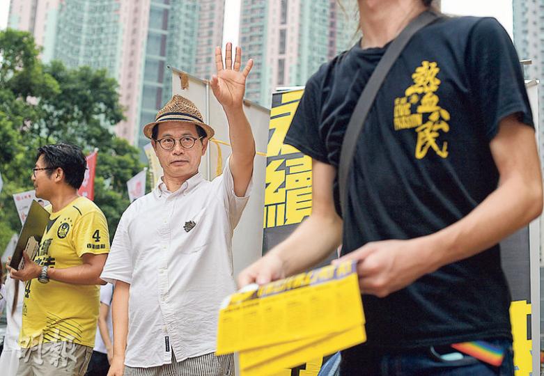 新東本土派候選人陳云根(左二)昨於將軍澳拉票,他稱若能進入議會,將與泛民溝通,成立「修憲聯盟」,助部分政黨「無痛轉向本土」。(鄧宗弘攝) 新東本土派候選人陳云根(左二)昨於將軍澳拉票,他稱若能進入議會,將與泛民溝通,成立「修憲聯盟」,助部分政黨「無痛轉向本土」。(鄧宗弘攝)