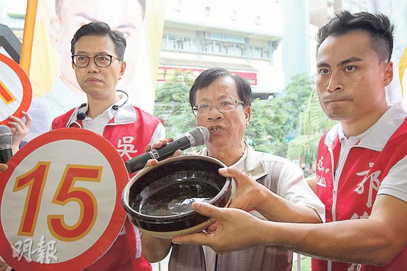 早前稱要取得港島最後一席的郭偉強(右),昨承認選情告急,稱近日受抹黑,更出動工聯會榮譽會長鄭耀棠(中)陪同「揸兜」拉票。(李紹昌攝) 早前稱要取得港島最後一席的郭偉強(右),昨承認選情告急,稱近日受抹黑,更出動工聯會榮譽會長鄭耀棠(中)陪同「揸兜」拉票。(李紹昌攝)