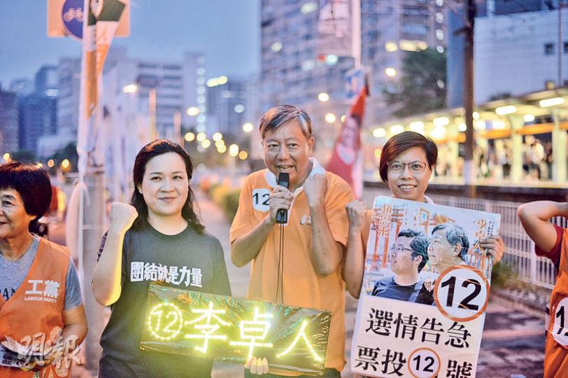 競逐連任新西的工黨李卓人(中),昨傍晚到屯門拉票。他在投票時間結束後形容今年政治議題熱烈,蓋過長久以來的基層工作,因而工黨顯得較乏吸引力,是今年選舉一大挑戰。(楊柏賢攝) 競逐連任新西的工黨李卓人(中),昨傍晚到屯門拉票。他在投票時間結束後形容今年政治議題熱烈,蓋過長久以來的基層工作,因而工黨顯得較乏吸引力,是今年選舉一大挑戰。(楊柏賢攝)