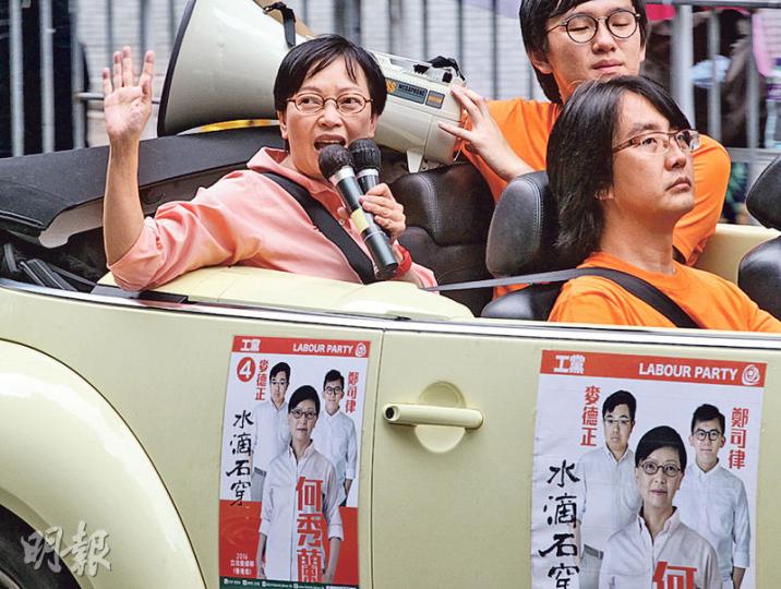 工黨何秀蘭(左)說擔心有落敗危機,重蹈2004年因流言落敗覆轍,昨日遇到支持者打氣時,不時眼泛淚光。(李紹昌攝) 工黨何秀蘭(左)說擔心有落敗危機,重蹈2004年因流言落敗覆轍,昨日遇到支持者打氣時,不時眼泛淚光。(李紹昌攝)