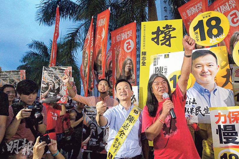 新界東候選人社民連梁國雄(前右)和人民力量陳志全(前左)昨晚擺聯合街站宣傳,兩人都沒有打「告急牌」。(林俊源攝) 新界東候選人社民連梁國雄(前右)和人民力量陳志全(前左)昨晚擺聯合街站宣傳,兩人都沒有打「告急牌」。(林俊源攝)