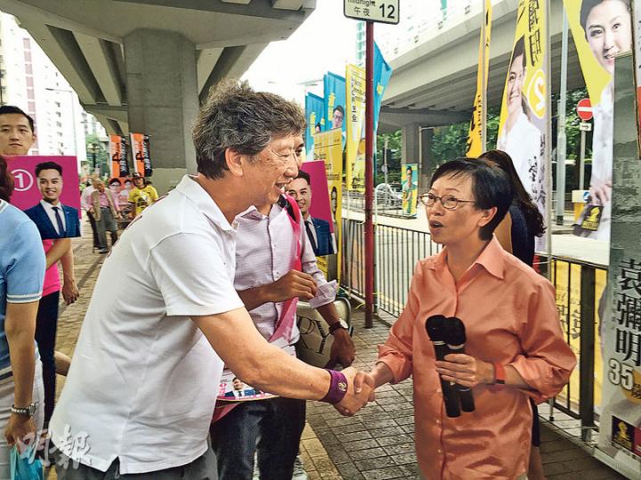 工黨何秀蘭(右)噚日到西灣河拉票,巧遇為民主思路黃梓謙拉票嘅湯家驊(左),兩人無鬥嗌咪,握手示好。(何曉勤攝) 工黨何秀蘭(右)噚日到西灣河拉票,巧遇為民主思路黃梓謙拉票嘅湯家驊(左),兩人無鬥嗌咪,握手示好。(何曉勤攝)