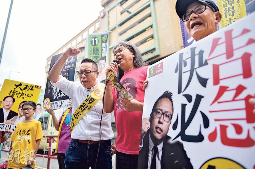 長毛梁國雄(右二)噚日成朝都無為自己拉票,反而走勻全港幫戰友叫咪,包括到牛池灣街市外幫角逐九龍東議席嘅人民力量譚得志(右三)拉票。(蘇智鑫攝) 長毛梁國雄(右二)噚日成朝都無為自己拉票,反而走勻全港幫戰友叫咪,包括到牛池灣街市外幫角逐九龍東議席嘅人民力量譚得志(右三)拉票。(蘇智鑫攝)
