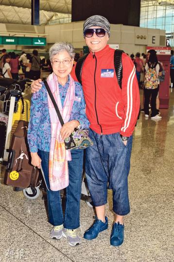 Bobby透露此行會到台北、台南及墾丁取景,羅蘭姐負責滑水和攀石,他則負責陪伴羅蘭姐。(攝影/記者:陳釗)《一屋老友去旅行》劇組出發到台灣拍外景。(攝影/記者:陳釗)呂慧儀獲老公黃文迪前來送機,但她說最捨不得兒子。(攝影/記者:陳釗) Bobby透露此行會到台北、台南及墾丁取景,羅蘭姐負責滑水和攀石,他則負責陪伴羅蘭姐。(攝影/記者:陳釗)《一屋老友去旅行》劇組出發到台灣拍外景。(攝影/記者:陳釗)呂慧儀獲老公黃文迪前來送機,但她說最捨不得兒子。(攝影/記者:陳釗)