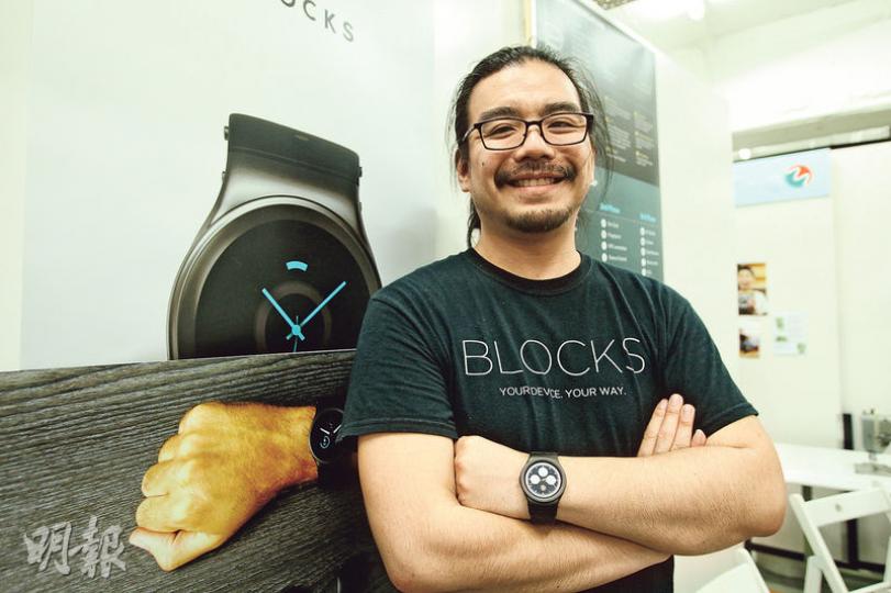 BLOCKS Wearables共同創辦人翟洪鋒表示，模組化智能手表的概念實行起來並不容易，至今公司已在研發上投資了超過200萬美元。（攝影：林俊源）用戶可以在BLOCKS的核心表身的兩端，隨意接上多個不同功能的模組，以組成表帶，從而自由配搭出自己所需的功能組合。（攝影：林俊源）當要分離模組時，用戶只需按一下連接處兩側的小按鈕（箭嘴示），模組就會自動彈開。（攝影：林俊源）手表功能（攝影：林俊源）智能手機功能（攝影：林俊源）步程計算（攝影：林俊源）