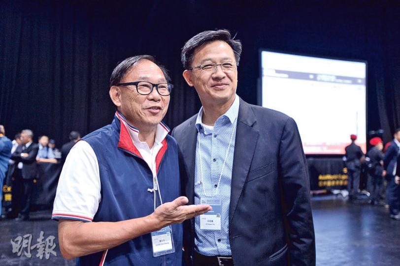 何君堯（右）當選新界西議員。他當選前表示，自己上屆參選落敗後，不斷為社區服務、勇於發言，令他今次所獲票數大增，很有機會當選。對於是否要感謝中聯辦支持，何君堯表示要感謝很多人。民建聯梁志祥（左）表示，與何有默契，對外界指他們互相分薄票源表示不理解。（鍾林枝攝）