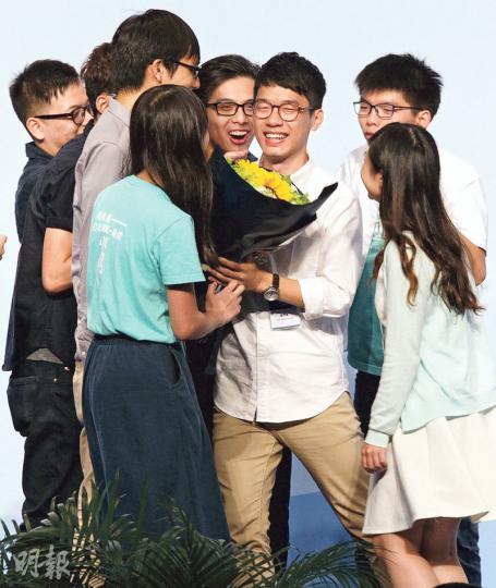 年僅23歲的香港眾志主席羅冠聰（中）以逾5萬票奪得立法會港島區議席，成為香港歷來最年輕的立法會議員。其團隊成員包括黃之鋒（後右）等都非常開心。（李紹昌攝）在佔中時設立「小麗民主教室」的劉小麗（圖），在九龍西以3.8萬票當選。她表示，取得高票是因為雷動計劃，以及公眾將焦點放在尾席之爭，令其票數增加。（李紹昌攝）