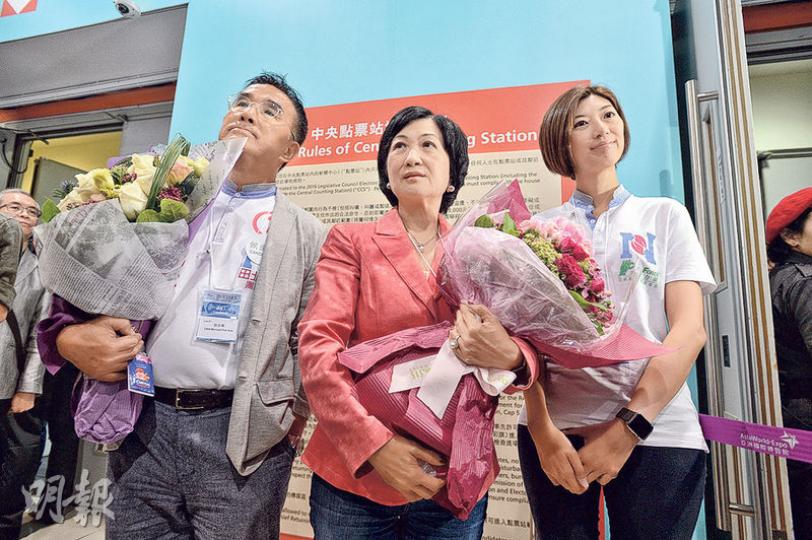 新民黨在今屆立法會地區直選中奪得3席，田北辰（左）及葉劉淑儀（中）成功連任，而「新丁」容海恩（右）同樣能夠晉身議會。對於坊間盛傳參選特首，葉劉回應指選後很疲勞，要先旅行休息，回港後亦要訓練容海恩，沒時間想其他事，包括參選特首。（鍾林枝攝）本報記者昨下午5時在中聯辦門外發現葉劉淑儀的白色豐田七人車駛進中聯辦停車場，逗留約50分鐘後離開。記者之後向葉劉查詢，她指只是着司機把今年在書展出版的書送到中聯辦，稱自己當時不在車內。（馮凱鍵攝）