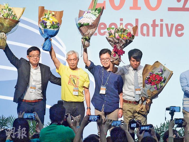 民主黨鄺俊宇（右一）於立法會超級區議會界別取得破紀錄49萬票，成功晉身議會。曾於投票日因「配票過度」而告急的涂謹申（左一）則以萬多票之差險勝王國興，取得超區最後一席。兩人與當選的街工梁耀忠（左二）及早前宣布棄選的民協何啟明（右二）一同在台上接受支持者歡呼。（鄧宗弘攝）工聯會王國興（右三）以往轉區參選均能取得議席，今屆獲委以重任，接陳婉嫻棒挑戰超區議席，可惜最終以約1萬票之差落敗。昨選舉結果公布時，黨友紛紛安慰。（鄧宗弘攝）
