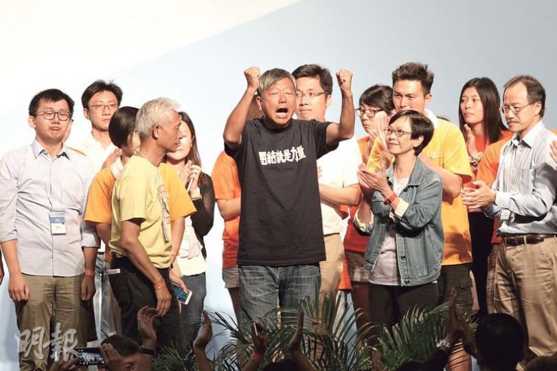 工黨今屆派出4張名單出選立法會，然而競逐九龍東的主席胡穗珊早前宣布棄選，而分別競逐新界西及港島的李卓人（黑色T恤）與何秀蘭（旁戴眼鏡女士）亦宣告連任失敗，只有張超雄（後排右一）勝出。昨宣布新界西結果後，李卓人和多名助選成員激動落淚，並高喊「撐到底」。（李紹昌攝）