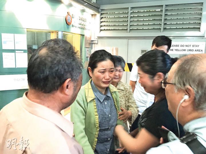 被控販毒罪的內地婦卞真菊（綠色外套者），經五度審訊後昨獲裁定罪名不成立，獲釋後與親友相擁而哭。（黃建邦攝）