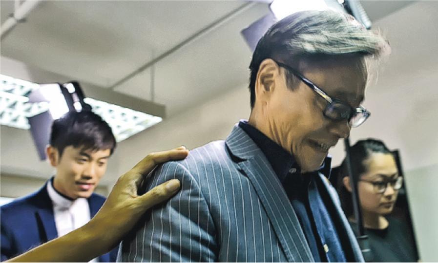 「熱普城」團隊昨在記者會上就競選失利三度向支持者鞠躬致歉。自2008年開始任立法會議員的黃毓民（前）競逐連任失敗，他指因自己未夠努力。（蘇智鑫攝）