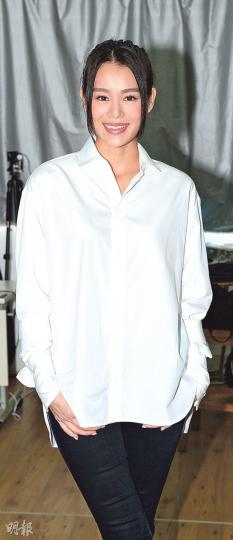 胡杏兒接棒演20年後的姚小蝶,她表示就今次演出下了很多苦功,也希望歡眾有新鮮感。(攝影﹕黃梓烜)2016版的《我和春天有個約會》4名女主角梁琤(左起)、江美儀、胡杏兒與邵美琪盼能擦出火花。(攝影﹕黃梓烜)胡杏兒(中)與謝天華(左)、關禮傑(右)昨日為舞台劇《我和春天有個約會》綵排。(攝影﹕黃梓烜)今次舞台劇身兼美指的張學潤(左),指導飾演婉碧的朱慧敏要配合角色再姣一點。(攝影﹕黃梓烜) 胡杏兒接棒演20年後的姚小蝶,她表示就今次演出下了很多苦功,也希望歡眾有新鮮感。(攝影﹕黃梓烜)2016版的《我和春天有個約會》4名女主角梁琤(左起)、江美儀、胡杏兒與邵美琪盼能擦出火花。(攝影﹕黃梓烜)胡杏兒(中)與謝天華(左)、關禮傑(右)昨日為舞台劇《我和春天有個約會》綵排。(攝影﹕黃梓烜)今次舞台劇身兼美指的張學潤(左),指導飾演婉碧的朱慧敏要配合角色再姣一點。(攝影﹕黃梓烜)