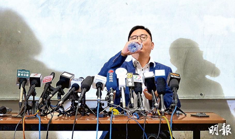 上月稱因受壓棄選新界西的自由黨周永勤（圖）昨交代事件，透露曾在深圳被威脅棄選，但他拒絕交代事件相關人物身分，亦未提供證據。有輿論將矛頭指向其對手、現已當選的何君堯，問及何是否事件受益人，周回應說「公眾會有判斷」。（楊柏賢攝）