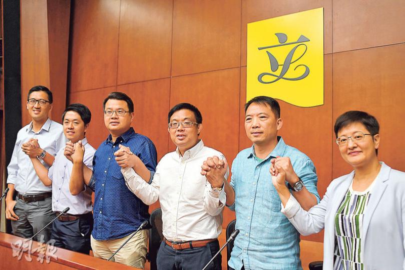民主黨候任立法會議員昨日召開記者會，交代來年工作方向。左起林卓廷、許智峯、尹兆堅、涂謹申、胡志偉和黃碧雲。（鄧宗弘攝）