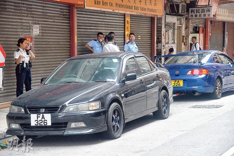 圖中黑色「影子車」與事主新買的藍色車，掛上相同車牌。（蔡方山攝）接連無辜「食牛肉乾」的車主（左），昨自行追查揭發車牌被盜用，事後在場協助警方調查。（蔡方山攝）「影子車」被發現時，車頭水撥亦夾着一張違例泊車告票。（蔡方山攝）