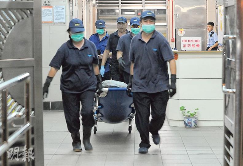 燒炭自殺兄長的遺體由仵工舁送殮房。（樊銳昌攝）燒炭自殺妹妹的遺體由仵工舁送殮房。（樊銳昌攝）