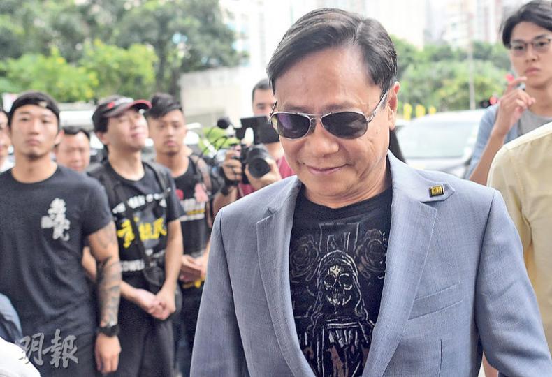 立法會議員黃毓民（圖）涉於前年7月在立法會用玻璃杯擲向梁振英，被控普通襲擊罪，他昨於東區法院作結案陳辭。（鄧宗弘攝）