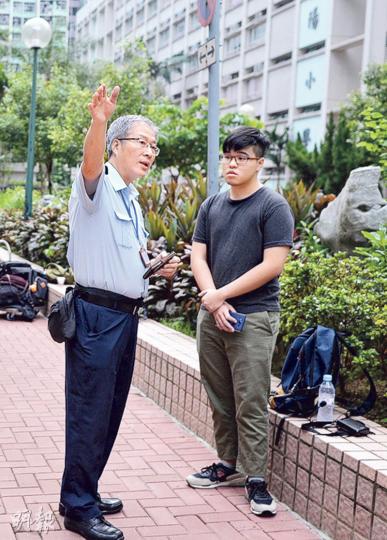 元朗信義中學校友本土關注組成員葉健威（右）昨在校門外「叫咪」，未說完首句話即被保安（左）阻止指未有申請。葉其後提出不用擴音器也不獲允許。（蘇智鑫攝）元朗信義中學校友本土關注組成員葉健威（右）昨晨在該校門外「叫咪」受阻，移師到馬路安全島呼籲學生關注香港二次前途。他雖沒有再被阻撓，但陸續回校的學生，沒一人停下來聽他說話。（蘇智鑫攝）