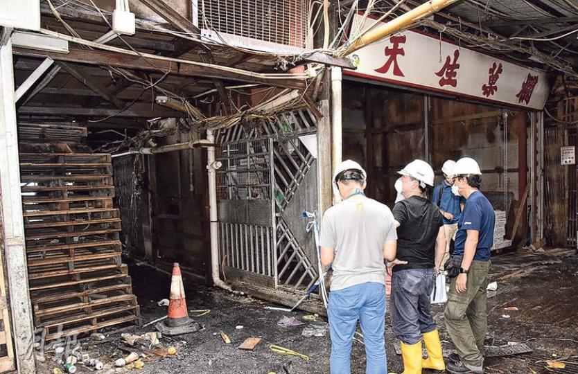 環保署人員昨日再到果欄三級火現場，視察疑構建物含致癌石棉的欄檔損毁情况。（林智傑攝）專營陳皮的欄商李女士表示，昨日返回欄檔檢視一批總值約20萬元的陳皮，發現未有損毁，隨即將貨物運走。（林智傑攝）