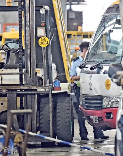 一名技工昨晨維修檢查小巴期間，遭小巴溜前撞向鏟車夾困重傷昏迷，由同事發現救出送院不治；警員趕至封鎖現場調查，但見肇事小巴車頭凹陷。（蔡方山攝）