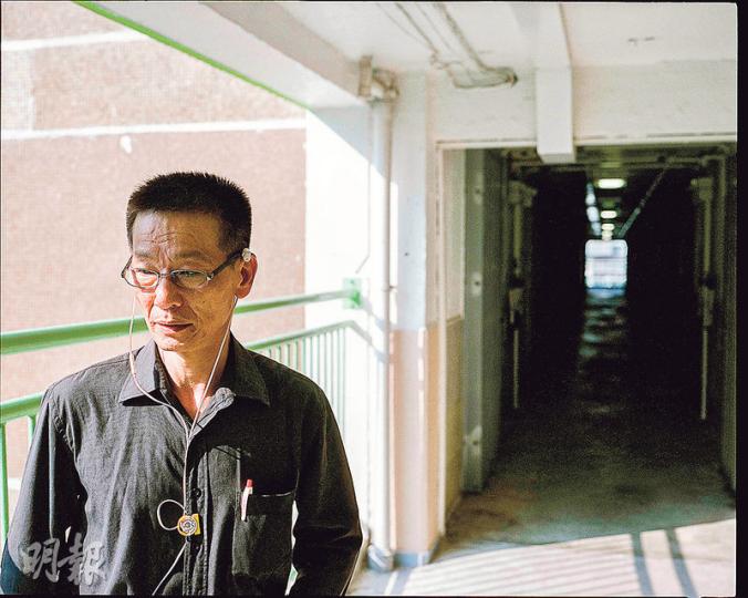 曾得「賊王」葉繼歡邀請一起逃獄的黃庭軒，進出牢獄10多次後發現自己一無所得，為了妻兒，決心改過。（社協提供，林振東攝）更生人士家輝（左起）、黃庭軒和Raymond剖白自己過去，其故事透過文字及相片被輯錄成書，希望令公眾了解他們的內心，增加對更生人士的接納。（李詠珊攝）