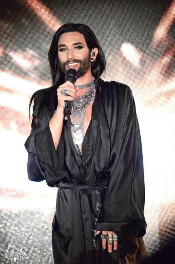 雌雄同體造型的Conchita,完騷前不斷向觀眾派飛吻。(攝影﹕劉永銳) 雌雄同體造型的Conchita,完騷前不斷向觀眾派飛吻。(攝影﹕劉永銳)