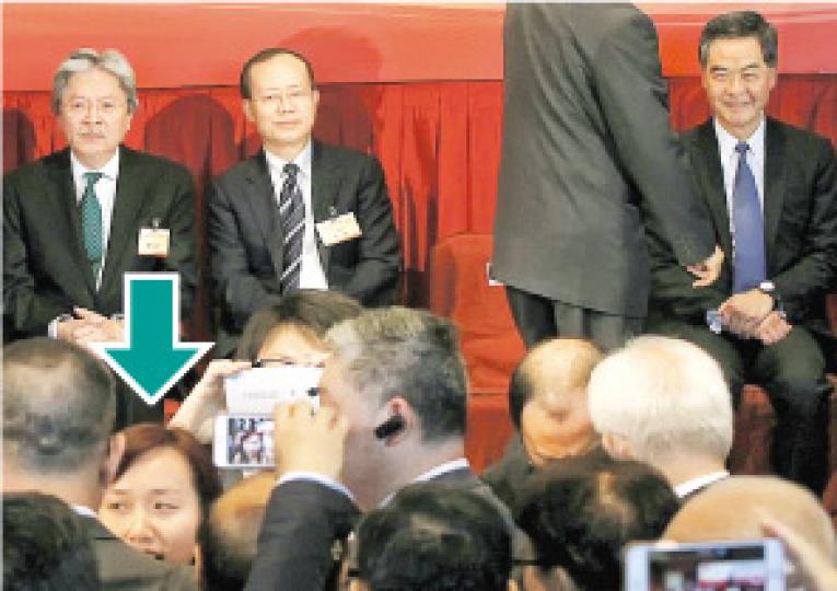 特首梁振英（後排右）和財政司長曾俊華（後排左）昨出席文化藝術界國慶酒會。梁致辭後，台下一名女嘉賓（箭嘴示）突然多次大叫「梁振英下台」、「梁振英坐監」，隨即被身旁多名賓客喝罵，其後保安人員以安全理由要求該女子離開。該女子自稱是視覺藝術工作者，又說很多文化藝術界的人都想梁下台，不明為何酒會內的人要慶祝回歸、歌舞昇平。（李紹昌攝）