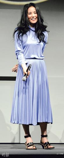 王菲被指瘦了,她說﹕「都差不多吧,我也算不錯,有健身但像有點肥!」(攝影鎅O者:林祖傑、鍾偉茵) 穿上紫色Celine2017春裝的王菲笑容滿面。(攝影鎅O者:林祖傑、鍾偉茵) 王菲笑指自己說話太多了!(攝影鎅O者:林祖傑、鍾偉茵) 王菲被司儀大讚是唯一的女神,流露尷尬笑容。(攝影鎅O者:林祖傑、鍾偉茵) 王菲豪情一口乾杯,身邊經理人陳家瑛都嚇了一跳,旁為騰訊視頻總經理韓志杰(右一)及音樂總監張亞東(左一)。(攝影鎅O者:林祖傑、鍾偉茵) 王菲被指瘦了,她說﹕「都差不多吧,我也算不錯,有健身但像有點肥!」(攝影鎅O者:林祖傑、鍾偉茵) 穿上紫色Celine2017春裝的王菲笑容滿面。(攝影鎅O者:林祖傑、鍾偉茵) 王菲笑指自己說話太多了!(攝影鎅O者:林祖傑、鍾偉茵) 王菲被司儀大讚是唯一的女神,流露尷尬笑容。(攝影鎅O者:林祖傑、鍾偉茵) 王菲豪情一口乾杯,身邊經理人陳家瑛都嚇了一跳,旁為騰訊視頻總經理韓志杰(右一)及音樂總監張亞東(左一)。(攝影鎅O者:林祖傑、鍾偉茵)