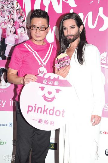 黃耀明送紀念品予Conchita。(攝影:孫華中) 黃耀明送紀念品予Conchita。(攝影:孫華中)