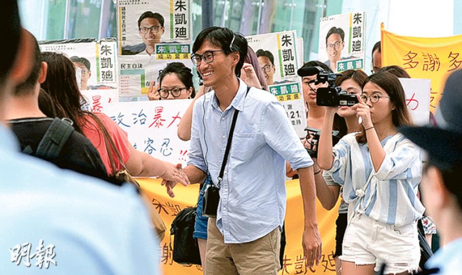 立法會候任議員朱凱廸(中)昨午到荃灣向市民謝票時,至少有5名便衣警員緊隨戒備,亦有數名軍裝警在附近巡邏。朱凱廸表示,正考慮與妻女入住立法會議員辦公室,以保障家人安全。(楊柏賢攝) 立法會候任議員朱凱廸(中)昨午到荃灣向市民謝票時,至少有5名便衣警員緊隨戒備,亦有數名軍裝警在附近巡邏。朱凱廸表示,正考慮與妻女入住立法會議員辦公室,以保障家人安全。(楊柏賢攝)