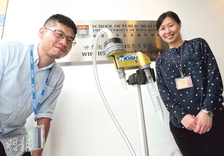 港大公共衛生學院最新研究發現粵港家禽批發市場的空氣樣本均帶有禽流感病毒,會進一步研究以證定雞可經空氣播毒給人類。圖右為該學院助理教授嚴慧玲,左為參與研究的博士生周杰。(李紹昌攝)港大研究人員在家禽市場的空氣樣本發現禽流感病毒,提醒家禽從業員要做足防控措施。圖為本港深水埗街市雞檔。(楊柏賢攝) 港大公共衛生學院最新研究發現粵港家禽批發市場的空氣樣本均帶有禽流感病毒,會進一步研究以證定雞可經空氣播毒給人類。圖右為該學院助理教授嚴慧玲,左為參與研究的博士生周杰。(李紹昌攝)港大研究人員在家禽市場的空氣樣本發現禽流感病毒,提醒家禽從業員要做足防控措施。圖為本港深水埗街市雞檔。(楊柏賢攝)