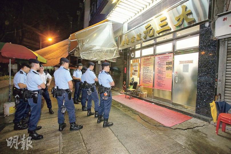 警方出動近百名警員在元朗區大規模反黑，其中包括巡查元朗炮仗坊的麻將館。（伍浦鋒攝）