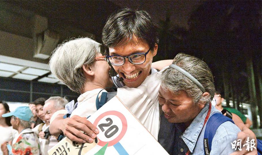 昨日出席警總外集會的朱凱廸現時仍需不時搬遷以保安全，原家住八鄉的他晚上返回錦上路港鐵站門外謝票，不少街坊上前祝賀合照，朱凱廸（中）無奈道「很想回家」。（楊柏賢攝）香港基督徒學會昨日在警察總部外集會，指約有1300人參與，不少參加者自製標語如「反對政治暴力」，抗議黑勢力威嚇。（楊柏賢攝）