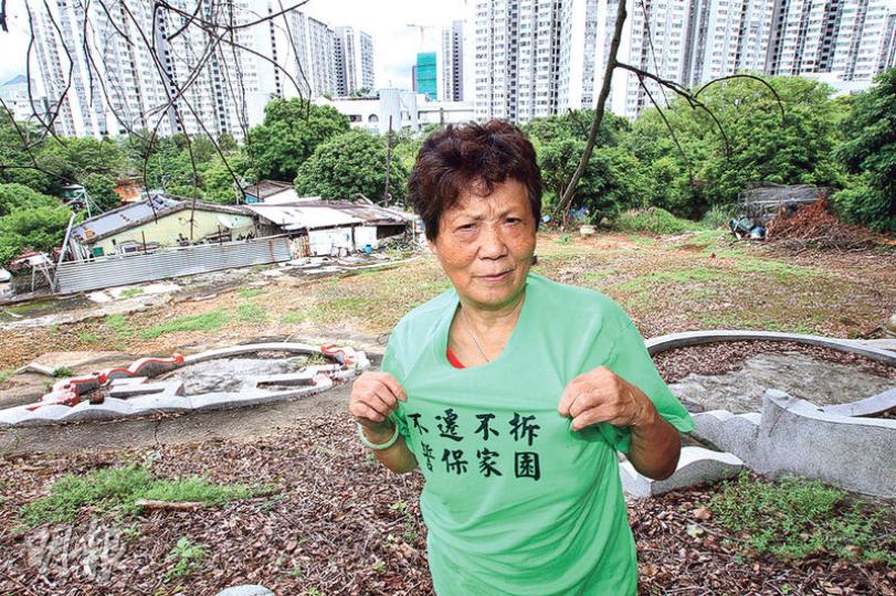 74歲的王婆婆居於楊屋新村的寮屋30多年，她批評政府從未諮詢村民有關興建公屋的計劃，聲言不要求政府任何賠償，「要誓保家園，不遷不拆」，又指政府最新計劃興建公屋的地段涉及山墳，質疑政府不發展貨倉用地是捨易取難，不合常理。（李紹昌攝）
