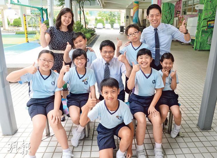 大部分功課可在校內完成,一眾將軍澳循道衛理小學學生興奮地計劃自己的課後生活,校長顏偉亮(第二排中)希望透過計劃減輕學生壓力。(劉焌陶攝) 大部分功課可在校內完成,一眾將軍澳循道衛理小學學生興奮地計劃自己的課後生活,校長顏偉亮(第二排中)希望透過計劃減輕學生壓力。(劉焌陶攝)