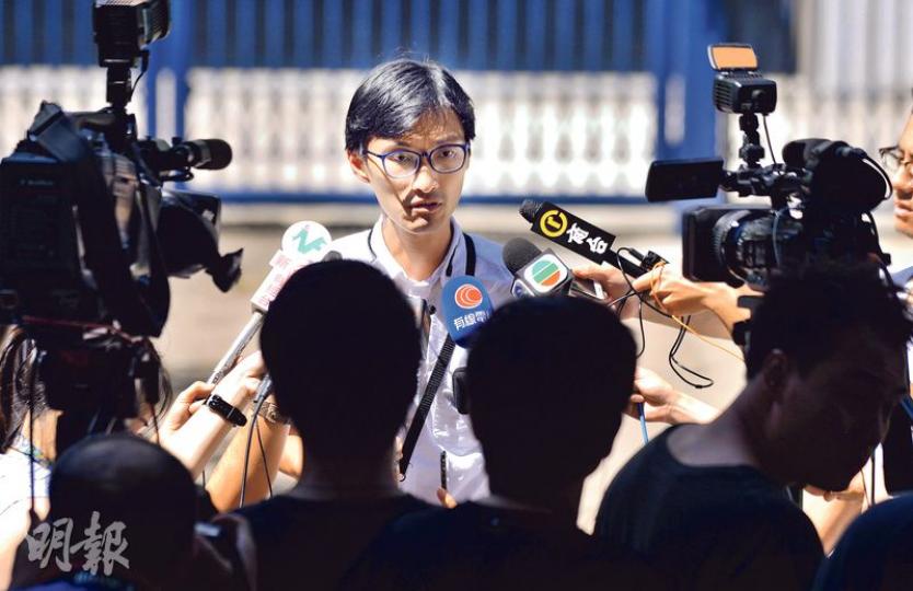 候任新界西立法會議員朱凱廸(中)昨下午回應梁福元的言論,謂希望對方明白一般市民對「官商鄉黑合作」理解與他不同,尤其當新界弱勢群體無法參與這種「合作」,自身利益受損害,「我哋都唔需要呢種咁嘅關係」。(馮凱鍵攝) 十八鄉鄉事委員會主席梁福元昨在電台節目表示,以解決房屋問題為例,「官、商、鄉、黑」均為持份者,大家是互相合作,「你睇唔順眼就係勾結,但我覺得搞掂一個問題,和而不同的,就是合作」。(劉焌陶攝) 候任新界西立法會議員朱凱廸(中)昨下午回應梁福元的言論,謂希望對方明白一般市民對「官商鄉黑合作」理解與他不同,尤其當新界弱勢群體無法參與這種「合作」,自身利益受損害,「我哋都唔需要呢種咁嘅關係」。(馮凱鍵攝) 十八鄉鄉事委員會主席梁福元昨在電台節目表示,以解決房屋問題為例,「官、商、鄉、黑」均為持份者,大家是互相合作,「你睇唔順眼就係勾結,但我覺得搞掂一個問題,和而不同的,就是合作」。(劉焌陶攝)