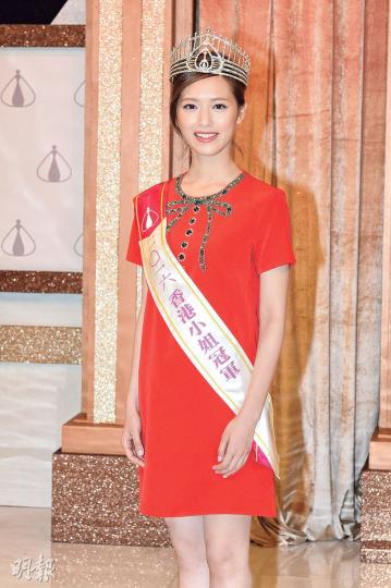 馮盈盈當選港姐未夠24小時已被質疑影響港姐形象,她說戴上港姐后冠要肩負重責,覺得后冠很重,以後會警惕自己慎言。(攝影:黃梓烜) 香港小姐馮盈盈與香港先生黎振燁得獎首個記者會竟以「粗口」為話題,果然創新!(攝影:黃梓烜) 劉穎鏇撐馮盈盈很斯文,未聽過她講粗口。(攝影:黃梓烜) 馮盈盈當選港姐未夠24小時已被質疑影響港姐形象,她說戴上港姐后冠要肩負重責,覺得后冠很重,以後會警惕自己慎言。(攝影:黃梓烜) 香港小姐馮盈盈與香港先生黎振燁得獎首個記者會竟以「粗口」為話題,果然創新!(攝影:黃梓烜) 劉穎鏇撐馮盈盈很斯文,未聽過她講粗口。(攝影:黃梓烜)